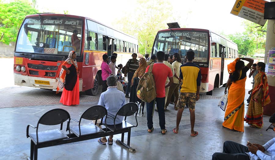 ಯಾದಗಿರಿಯ ಕೇಂದ್ರ ಬಸ್ ನಿಲ್ದಾಣದಲ್ಲಿ ಬಸ್ ಸಂಚಾರ