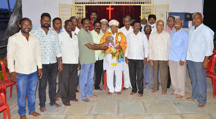 ಯಾದಗಿರಿಯ ತಾತಾ ಸೀಮೆಂಡ್ಸ್ ಮೆಮೋರಿಯಲ್ ಮೆಥೋಡಿಸ್ಟ್ ಚರ್ಚ್ನಲ್ಲಿ ಕಸಾಪ ಜಿಲ್ಲಾ ಘಟಕದ ಅಧ್ಯಕ್ಷ ಸಿದ್ದಪ್ಪ ಹೊಟ್ಟಿ ಅವರನ್ನು ಸನ್ಮಾನಿಸಲಾಯಿತು
