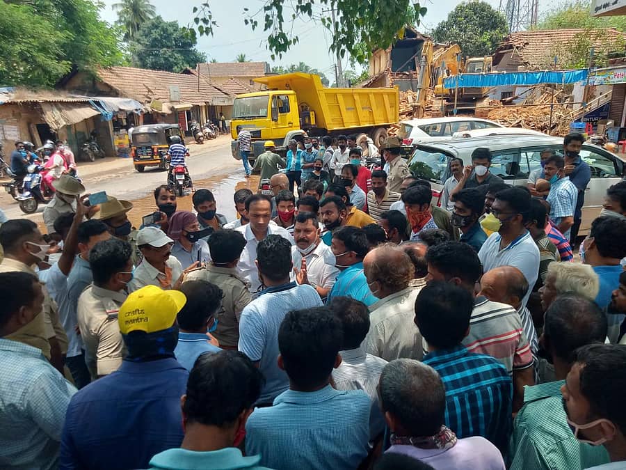 ರಾಷ್ಟ್ರೀಯ ಹೆದ್ದಾರಿ 169 ‘ಎ’ ಕಾಮಗಾರಿ ಸಂಬಂಧ ಪರ್ಕಳದಲ್ಲಿ ಆರಂಭವಾಗಿರುವ ಹಳೆಯ ಕಟ್ಟಡಗಳ ತೆರವು ಕಾರ್ಯಾಚರಣೆಗೆ ಭಾನುವಾರ ಸ್ಥಳೀಯರು ತೀವ್ರ ವಿರೋಧ ವ್ಯಕ್ತಪಡಿಸಿದರು.