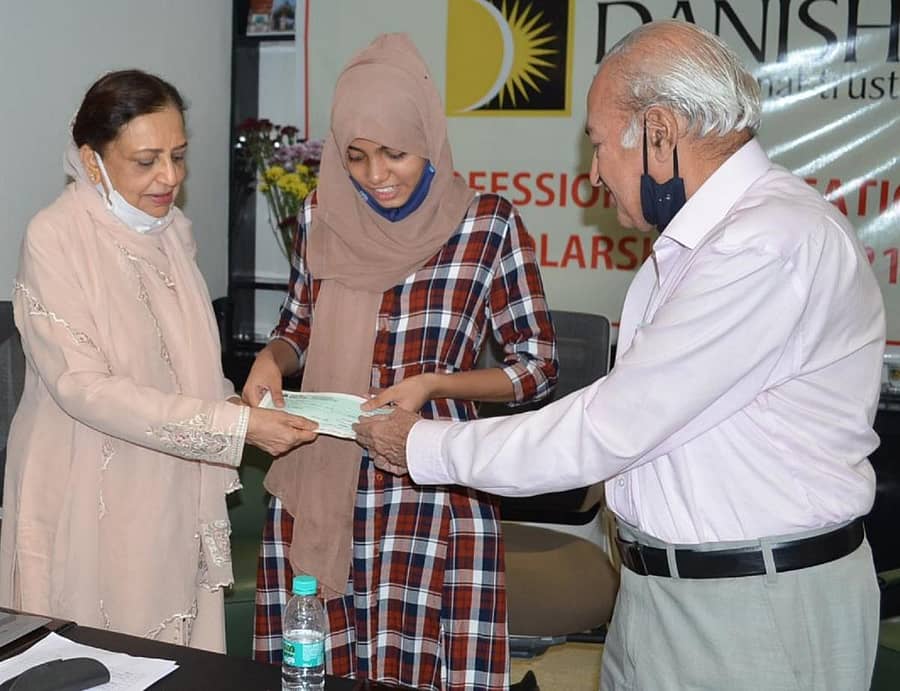 ವಿದ್ಯಾರ್ಥಿನಿಯೊಬ್ಬರಿಗೆ ಹುಸ್ನಾ ಅವರು ವಿದ್ಯಾರ್ಥಿ ವೇತನ ವಿತರಿಸಿದರು. ಝೀಯಾವುಲ್ಲಾ ಶರೀಫ್ ಇದ್ದಾರೆ