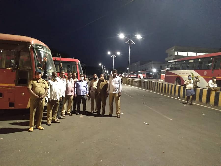 ವಿಜಯಪುರದಿಂದ ಶ್ರೀಶೈಲಕ್ಕೆ ತೆರಳಿರುವ ಸಾರಿಗೆ ಬಸ್‌ಗಳೊಂದಿಗೆ ಸಿಬ್ಬಂದಿ