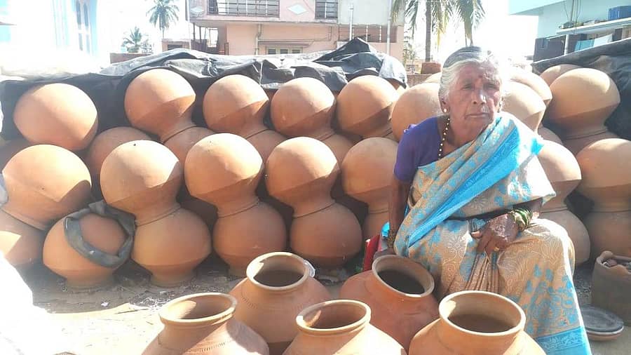 ಕೊಡಗಳ ಮಾರಾಟದಲ್ಲಿ ನಿರತರಾಗಿರುವ ಮೋಟಮ್ಮ