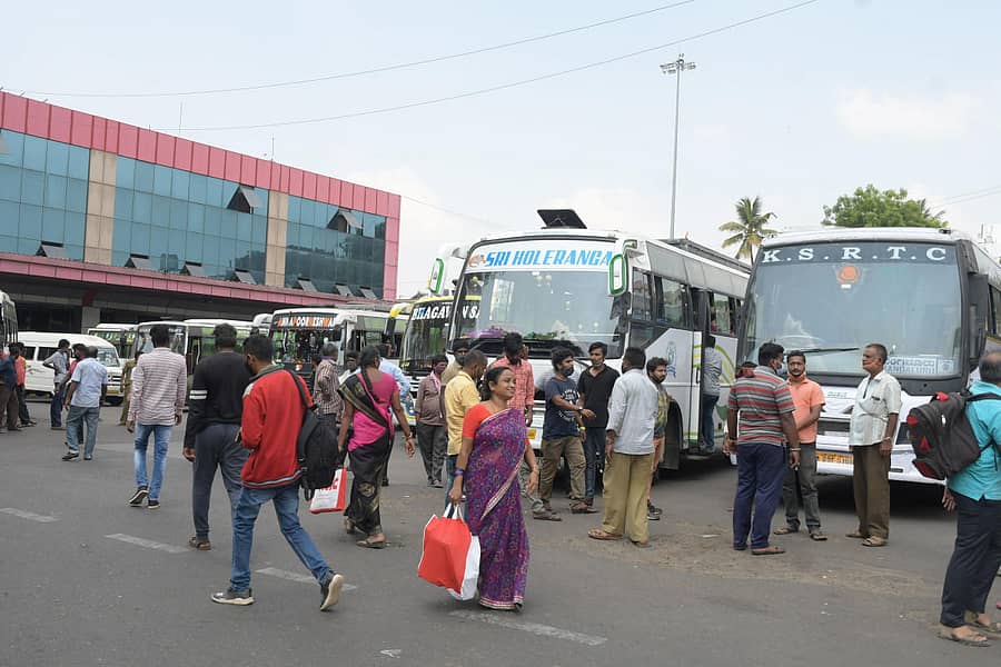 ಸಾರಿಗೆ ನೌಕರರ ಮುಷ್ಕರದ 5ನೇ ದಿನವಾದ ಭಾನುವಾರ ಮೈಸೂರಿನ ಕೆಎಸ್ಆರ್ಟಿಸಿಯ ಗ್ರಾಮಾಂತರ ಬಸ್ ನಿಲ್ದಾಣದಿಂದ ಸಾರಿಗೆ ಸಂಸ್ಥೆಯ ಬಸ್ನಲ್ಲೇ ಪ್ರಯಾಣಿಸಿದ ಪ್ರಯಾಣಿಕರು