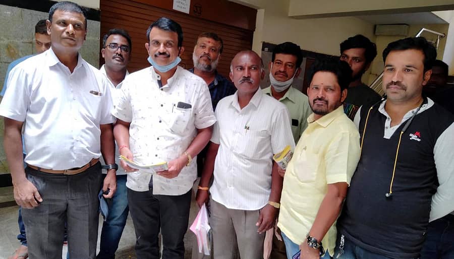 ಶ್ರೀನಿವಾಸಪುರದಲ್ಲಿ ನಡೆದ ಜಿಲ್ಲಾ ಕಸಾಪ ಅಧ್ಯಕ್ಷರ ಚುನಾವಣಾ ಪ್ರಚಾರ ಸಭೆಯಲ್ಲಿ ಅಧ್ಯಕ್ಷ ಸ್ಥಾನಕ್ಕೆ ಸ್ಪರ್ಧಿಸಿರುವ ಡಾ. ನಾಗಾನಂದ ಕೆಂಪರಾಜ್ ಮಾತನಾಡಿದರು