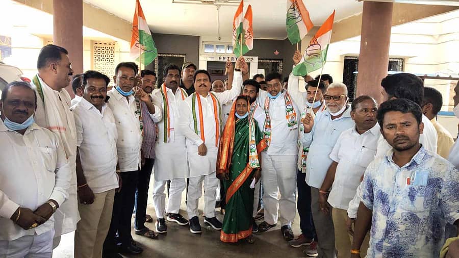 ಹುಮನಾಬಾದ್ನಲ್ಲಿ ಭಾನುವಾರ ಶಾಸಕ ರಾಜಶೇಖರ ಪಾಟೀಲ ಅವರ ಸಮ್ಮುಖದಲ್ಲಿ ಇಬ್ಬರು ಪುರಸಭೆ ಸದಸ್ಯರು ಸೇರಿ 6 ಜನರು ಜೆಡಿಎಸ್ ಪಕ್ಷವನ್ನು ತೊರೆದು ಕಾಂಗ್ರೆಸ್ ಸೇರ್ಪಡೆಯಾದರು