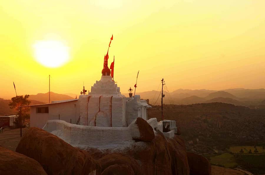 ಕೊಪ್ಪಳ ಜಿಲ್ಲೆಯ ಗಂಗಾವತಿ ತಾಲ್ಲೂಕಿನ ಆನೆಗೊಂದಿ ಸಮೀಪದ ಅಂಜನಾದ್ರಿ ಪರ್ವತದಲ್ಲಿರುವ ಆಂಜನೇಯ ಸ್ವಾಮಿ ಗುಡಿ