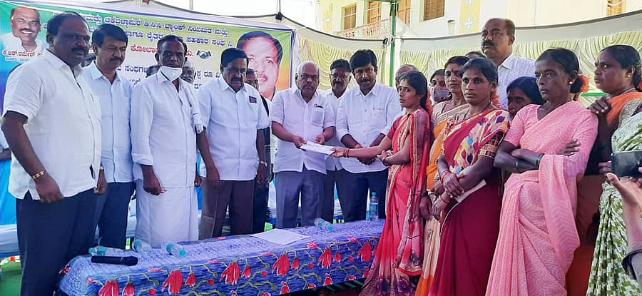 ಕೋಲಾರ ತಾಲ್ಲೂಕಿನ ಅಣ್ಣಿಹಳ್ಳಿಯಲ್ಲಿ ಭಾನುವಾರ ನಡೆದ ಕಾರ್ಯಕ್ರಮದಲ್ಲಿ ಶಾಸಕರಾದ ಕೆ. ರಮೇಶ್ಕುಮಾರ್ ಮತ್ತು ಕೆ. ಶ್ರೀನಿವಾಸಗೌಡ ಮಹಿಳೆಯರಿಗೆ ಸಾಲ ವಿತರಿಸಿದರು. ಡಿಸಿಸಿ ಬ್ಯಾಂಕ್ ಅಧ್ಯಕ್ಷ ಬ್ಯಾಲಹಳ್ಳಿ ಗೋವಿಂದಗೌಡ ಇದ್ದರು