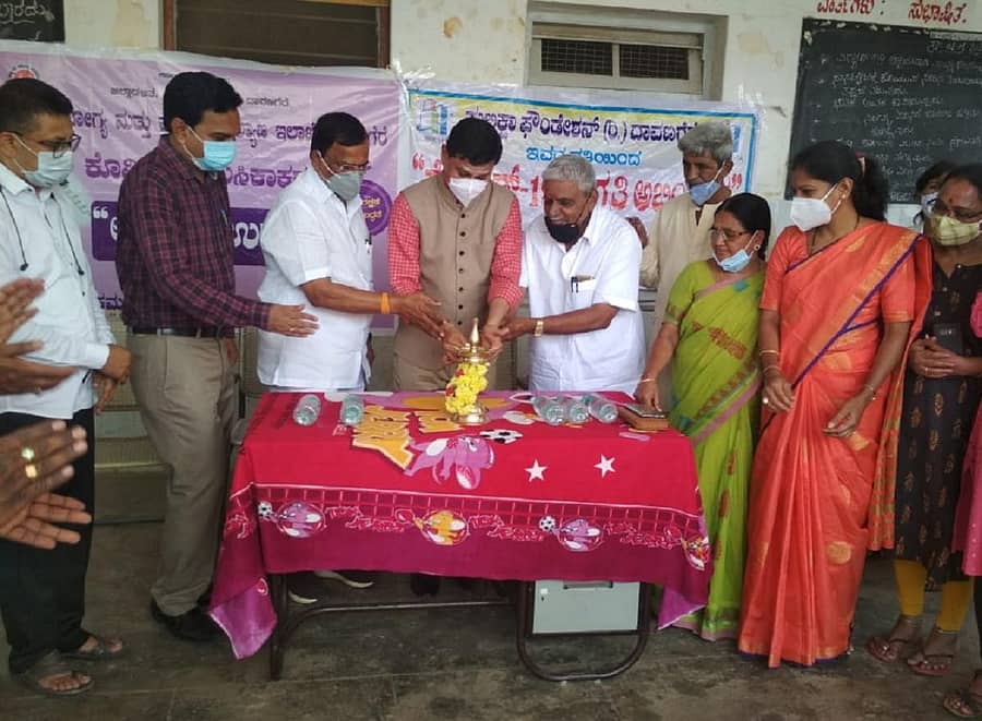 ದಾವಣಗೆರೆ ಮದಕರಿ ನಾಯಕ ವೃತ್ತದಲ್ಲಿರುವ ದುರ್ಗಾಂಬಿಕಾ  ಪ್ರೌಢಶಾಲೆಯಲ್ಲಿ ಭಾನುವಾರ ಆಯೋಜಿಸಲಾಗಿದ್ದ ಲಸಿಕಾ ಉತ್ಸವ ಕಾರ್ಯಕ್ರಮವನ್ನು ಜಿಲ್ಲಾಧಿಕಾರಿ ಮಹಾಂತೇಶ ಬೀಳಗಿ ಉದ್ಘಾಟಿಸಿದರು.