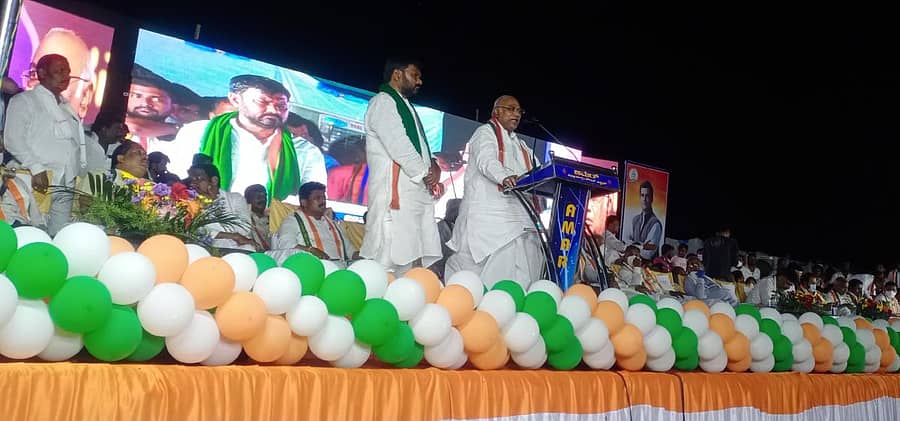 ಕಾಂಗ್ರೆಸ್ ಬಹಿರಂಗ ಪ್ರಚಾರ ಸಭೆಯಲ್ಲಿ ರಾಜ್ಯಸಭೆ ವಿಪಕ್ಷ ನಾಯಕ ಮಲ್ಲಿಕಾರ್ಜುನ ಖರ್ಗೆ ಮಾತನಾಡಿದರು