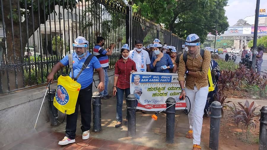 ಪಕ್ಷದ ಕಾರ್ಯಕರ್ತರು ಬಿಬಿಎಂಪಿ ಕೇಂದ್ರ ಕಚೇರಿಯ ಮುಂಭಾಗದಲ್ಲಿರುವ ಬಸ್ ನಿಲ್ದಾಣದಲ್ಲಿ ಸೋಂಕು ನಿವಾರಕ ಸಿಂಪಡಿಸಿದರು