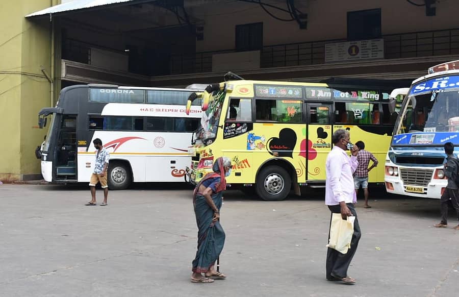 ಹೊಸಪೇಟೆ ಕೇಂದ್ರ ಬಸ್ ನಿಲ್ದಾಣದಿಂದ ಸೋಮವಾರ ಕೆಎಸ್ಆರ್ಟಿಸಿ ಹಾಗೂ ಖಾಸಗಿ ಬಸ್ಗಳೆರಡೂ ಸಂಚಾರ ಬೆಳೆಸಿದವು