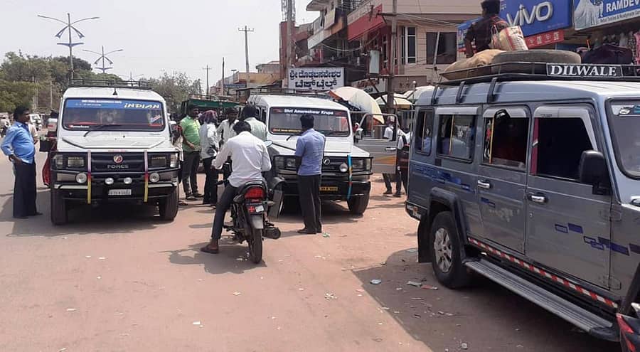 ಕುಷ್ಟಗಿ ಬಸ್‌ ನಿಲ್ದಾಣದ ಬಳಿ ಖಾಸಗಿ ವಾಹನಗಳು ಮುಖ್ಯರಸ್ತೆಯಲ್ಲೇ ಅಡ್ಡಾದಿಡ್ಡಿಯಾಗಿ ನಿಂತಿದ್ದು ಸೋಮವಾರ ಕಂಡುಬಂದಿತು