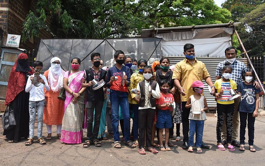 ಬೆಳಗಾವಿಯಲ್ಲಿ ಸಾರಿಗೆ ಸಂಸ್ಥೆಯ ನೌಕರರಿಗೆ 6ನೇ ವೇತನ ಆಯೋಗದ ಶಿಫಾರಸು ಜಾರಿಗೊಳಿಸುವಂತೆ ಆಗ್ರಹಿಸಿ ಎನ್ಡಬ್ಲ್ಯುಕೆಆರ್ಟಿಸಿಯ ಕೆಲವು ನೌಕರರ ಕುಟುಂಬದವರು ಜಿಲ್ಲಾಧಿಕಾರಿ ಕಚೇರಿ ಆವರಣದಲ್ಲಿ ತಟ್ಟೆ–ಲೋಟ ಬಡಿದು ಸೋಮವಾರ ಪ್ರತಿಭಟನೆ ನಡೆಸಿದರು