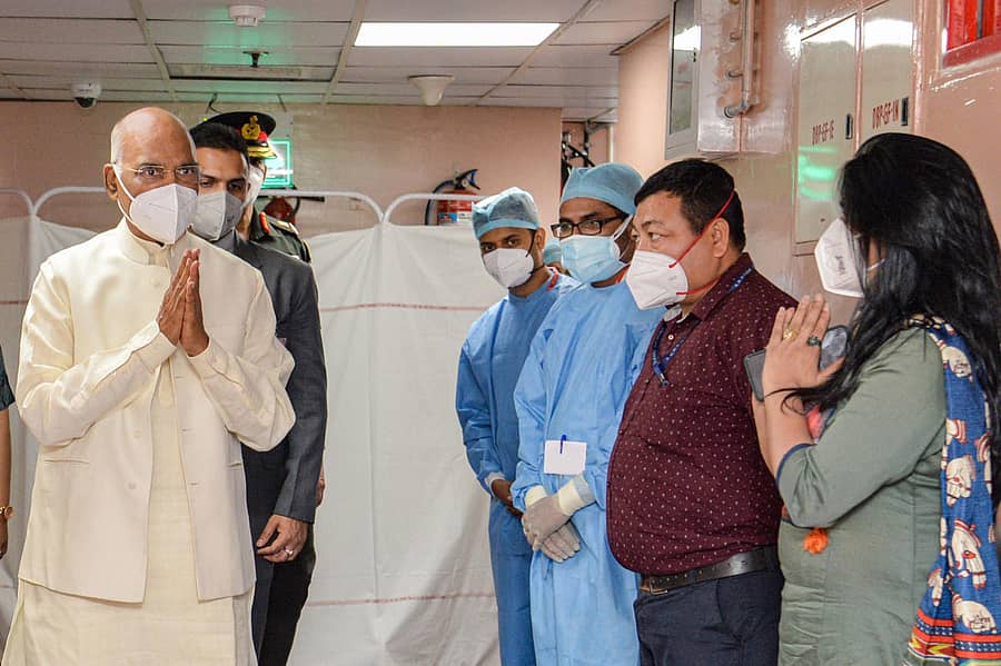 ರಾಷ್ಟ್ರಪತಿ ಭವನಕ್ಕೆ ಹಿಂತಿರುಗುವ ಮುನ್ನ ರಾಷ್ಟ್ರಪತಿ ರಾಮನಾಥ ಕೋವಿಂದ್ ಅವರು ನವದೆಹಲಿಯ ಏಮ್ಸ್ ವೈದ್ಯರಿಗೆ ಧನ್ಯವಾದ ಸಲ್ಲಿಸಿದರು ಪಿಟಿಐ ಚಿತ್ರ