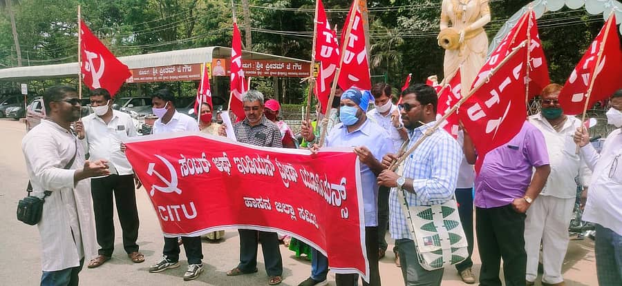 ಹಾಸನದ ಹೇಮಾವತಿ ಪ್ರತಿಮೆ ಎದುರು ಸಿಐಟಿಯು ವತಿಯಿಂದ ಪ್ರತಿಭಟನೆ ನಡೆಸಲಾಯಿತು