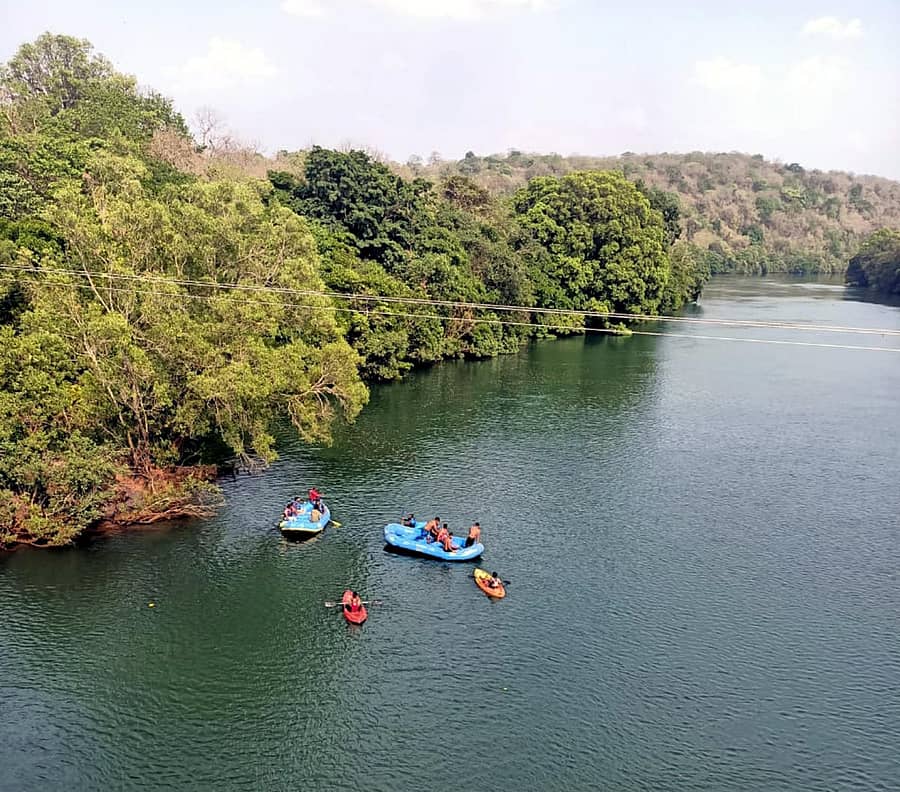 ಜೊಯಿಡಾ ತಾಲ್ಲೂಕಿನ ಗಣೇಶಗುಡಿಯಲ್ಲಿ ಕಾಳಿ ನದಿಗೆ ಬಿದ್ದ ಯುವಕ ಮತ್ತು ಯುವತಿಯ ಶೋಧ ಕಾರ್ಯದಲ್ಲಿ ರ‍್ಯಾಫ್ಟಿಂಗ್ ತಂಡದ ಸದಸ್ಯರು ನಿರತರಾಗಿರುವುದು