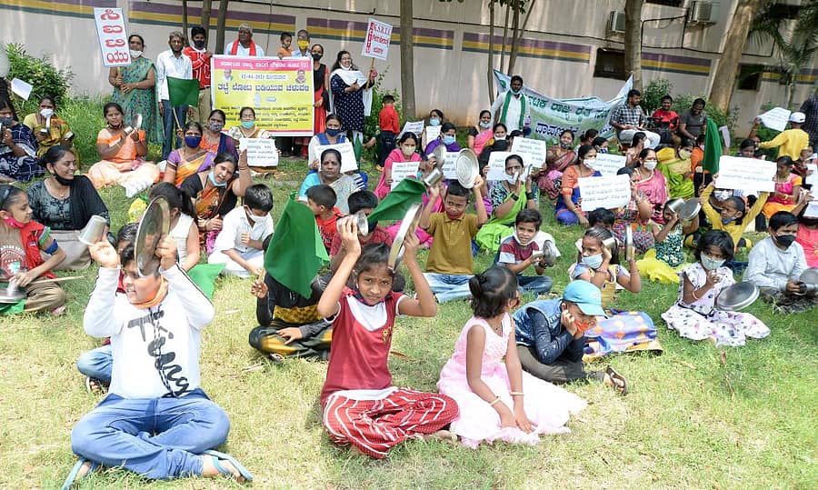 ದಾವಣಗೆರೆಯ ಜಯದೇವ ವೃತ್ತದ ಬಳಿಯ ಶಿವಯೋಗಾಶ್ರಮದ ಆವರಣದಲ್ಲಿ ಕೆಎಸ್ಆರ್ಟಿಸಿ ನೌಕರರ ಕುಟುಂಬದ ಸದಸ್ಯರು ತಟ್ಟೆ ಹಾಗೂ ಲೋಟ ಬಡಿಯುವ ಮೂಲಕ ಕೆಎಸ್ಆರ್ಟಿಸಿ ನೌಕರರ ಒಕ್ಕೂಟವನ್ನು ಬೆಂಬಲಿಸಿ ಪ್ರತಿಭಟನೆ ನಡೆಸಿದರು –ಪ್ರಜಾವಾಣಿ ಚಿತ್ರ