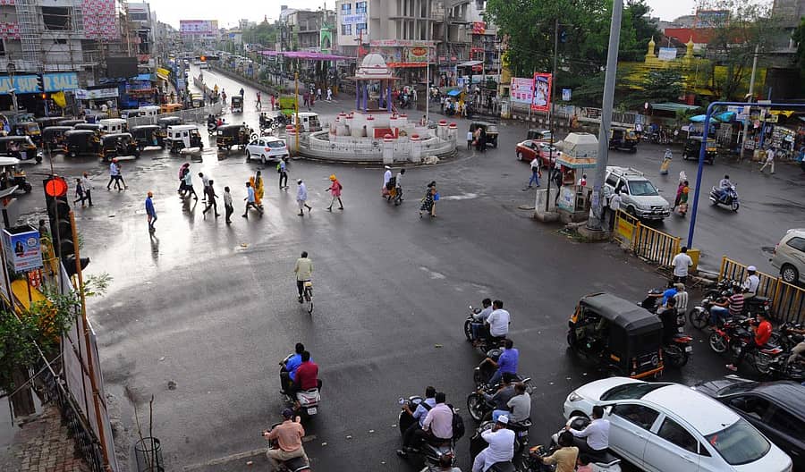 ವಿಜಯಪುರ ನಗರದ ಗಾಂಧಿ ಚೌಕಿಯಲ್ಲಿ ಸೋಮವಾರ ಮಳೆ ನಿಂತ ಮೇಲೆ ಕಂಡುಬಂದ ದೃಶ್ಯ