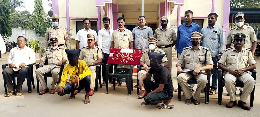 ಮನೆ ಕಳ್ಳತನ ಪ್ರಕರಣಕ್ಕೆ ಸಂಬಂಧಿಸಿದಂತೆ ಇಬ್ಬರು ಆರೋಪಿಗಳನ್ನು ಹಾವೇರಿ ನಗರ ಠಾಣೆ ಪೊಲೀಸರು ಸೋಮವಾರ ಬಂಧಿಸಿ, ಚಿನ್ನಾಭರಣವನ್ನು ವಶಕ್ಕೆ ಪಡೆದರು  –ಪ್ರಜಾವಾಣಿ ಚಿತ್ರ 