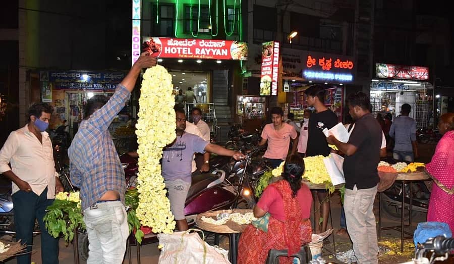 ಯುಗಾದಿ ಹಬ್ಬದ ಮುನ್ನ ದಿನವಾದ ಸೋಮವಾರ ರಾತ್ರಿ ಜನ ಹೊಸಪೇಟೆಯ ಮಹಾತ್ಮ ಗಾಂಧಿ ವೃತ್ತದಲ್ಲಿ ಹೂ ಖರೀದಿಸಿದರುಪ್ರಜಾವಾಣಿ ಚಿತ್ರ: ಅಭಿಷೇಕ್ ಸಿ.