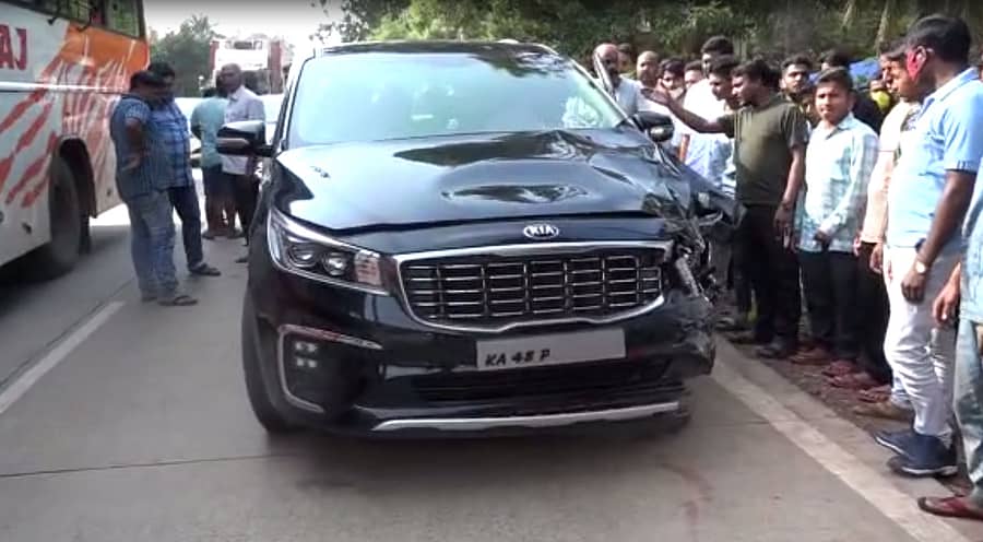 ಘಟನೆಯಲ್ಲಿ ಹಾನಿಗೀಡಾಗಿರುವ ಕಾರು