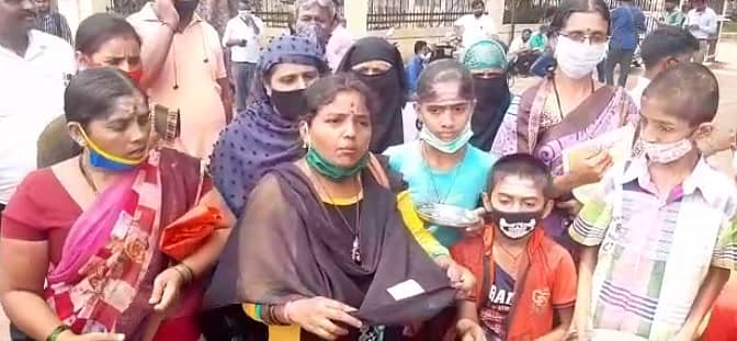 ಬೆಳಗಾವಿಯ ಕೇಂದ್ರ ಬಸ್ ನಿಲ್ದಾಣದ ಬಳಿ ಸಾರಿಗೆ ನೌಕರರ ಕುಟುಂಬದವರು ಭಿಕ್ಷೆ ಬೇಡಿ ಪ್ರತಿಭಟಿಸಿದರು.