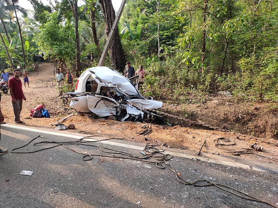 ಅಪಘಾತದಲ್ಲಿ ನುಜ್ಜುಗುಜ್ಜಾಗಿರುವ ಕಾರು