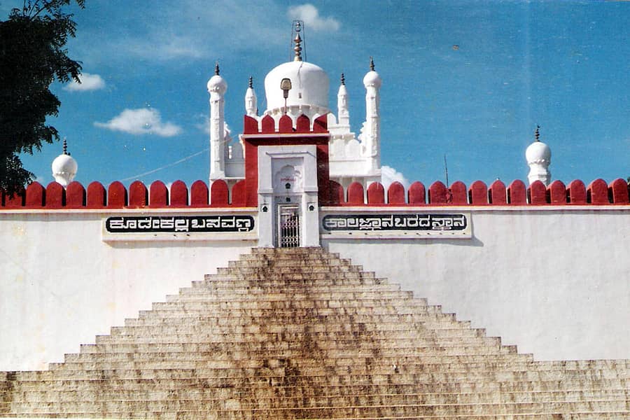 ಯಾದಗಿರಿ ಜಿಲ್ಲೆಯ ಹುಣಸಗಿ ತಾಲ್ಲೂಕಿನ ಕೋಡೆಕಲ್ಲ ಗ್ರಾಮದ ಕಾಲಜ್ಞಾನಿ ಬಸವೇಶ್ವರ ದೇವಸ್ಥಾನ