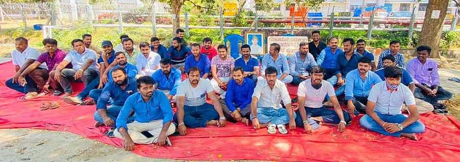 ಕನ್ನಡದಲ್ಲಿ ವಿಚಾರಣೆ ಮಾಡಲು ಟೊಯೋಟಾ ಕಾರ್ಮಿಕರು ಒತ್ತಾಯಿಸಿ ಪ್ರತಿಭಟನೆ ನಡೆಸಿದರು