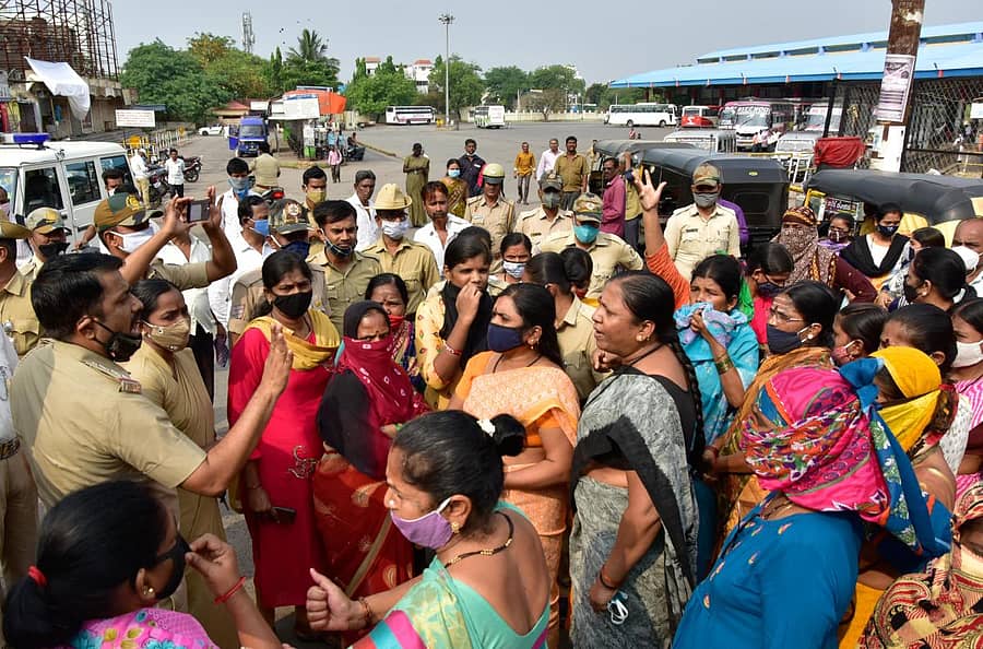ಕಲಬುರ್ಗಿ ಕೇಂದ್ರ ಬಸ್‌ ನಿಲ್ದಾಣದಲ್ಲಿ ಸೋಮವಾರ ಬಸ್‌ ಓಡಿಸಲು ಅಡ್ಡಿಪಡಿಸಿದ ಮಹಿಳೆಯರು ಪೊಲೀಸರೊಂದಿಗೆ ವಾಗ್ವಾದ ನಡೆಸಿದರು