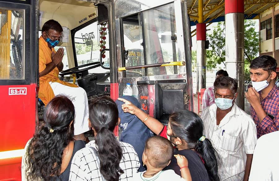 ಕಲಬುರ್ಗಿಯಲ್ಲಿ ಸೋಮವಾರ ಕೇಂದ್ರ ಬಸ್ ನಿಲ್ದಾಣದಲ್ಲಿ ಕೆಲಸಕ್ಕೆ ಹಾಜರಾದ ಸಾರಿಗೆ ಬಸ್ನ ಡ್ರೈವರ್ನನ್ನು ತರಾಟೆಗೆ ತೆಗೆದು ಬಸ್ ನಿಂದ ಕೆಳಗಿಳಿಸಿ, ಸಾರಿಗೆ ನೌಕರರ ಕುಟುಂಬದವರು ಪ್ರತಿಭಟನೆ ಮಾಡಿದರು.