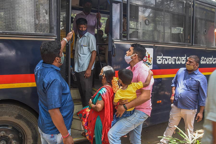 ಸಾರಿಗೆ ನೌಕರರ ಕುಟುಂಬ ಸದಸ್ಯರನ್ನು ಪೊಲೀಸರು ವಶಕ್ಕೆ ಪಡೆದರು –ಪ್ರಜಾವಾಣಿ ಚಿತ್ರಗಳು