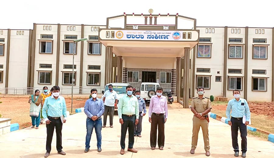 ಇಸ್ತೂರು ಗ್ರಾಮದಲ್ಲಿನ ಡಾ.ಬಿ.ಆರ್.ಅಂಬೇಡ್ಕರ್ ಮಹಿಳಾ ವಸತಿ ಶಿಕ್ಷಣ ಸಂಸ್ಥೆಗೆ ತಹಶೀಲ್ದಾರ್ ಟಿ.ಎಸ್.ಶಿವರಾಜ್ ಭೇಟಿ ನೀಡಿ ಪರಿಶೀಲನೆ ನಡೆಸಿದರು