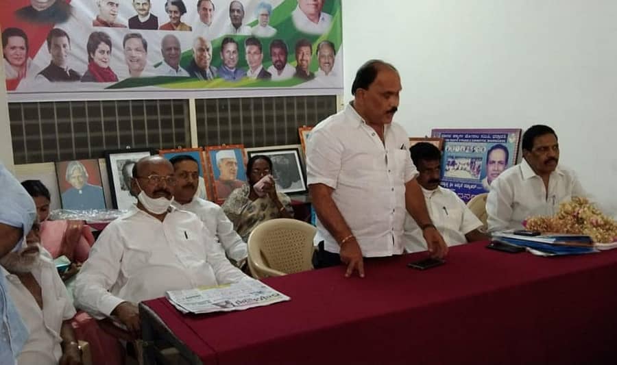 ತೀರ್ಥಹಳ್ಳಿ ಪಟ್ಟಣದ ಕಾಂಗ್ರೆಸ್ ಕಚೇರಿಗೆ ಸೋಮವಾರ ವೀಕ್ಷಕ ಶಫಿ ಉಲ್ಲಾ ಭೇಟಿ ನೀಡಿ ಕಾರ್ಯಕರ್ತರ ಸಭೆ ನಡೆಸಿದರು