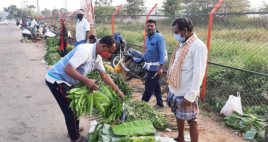 ತಿಪಟೂರು ನಗರದ ಕೃಷಿ ಉತ್ಪನ್ನ ಮಾರುಕಟ್ಟೆಯಲ್ಲಿ ಬೇವು, ಮಾವಿನ ಸೊಪ್ಪು ಖರೀದಿಸುತ್ತಿರುವ ದೃಶ್ಯ