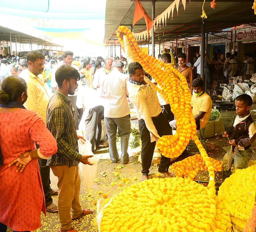 ತುಮಕೂರು ಅಂತರಸನಹಳ್ಳಿ ಮಾರುಕಟ್ಟೆಯಲ್ಲಿ ಹೂವು ಖರೀದಿ