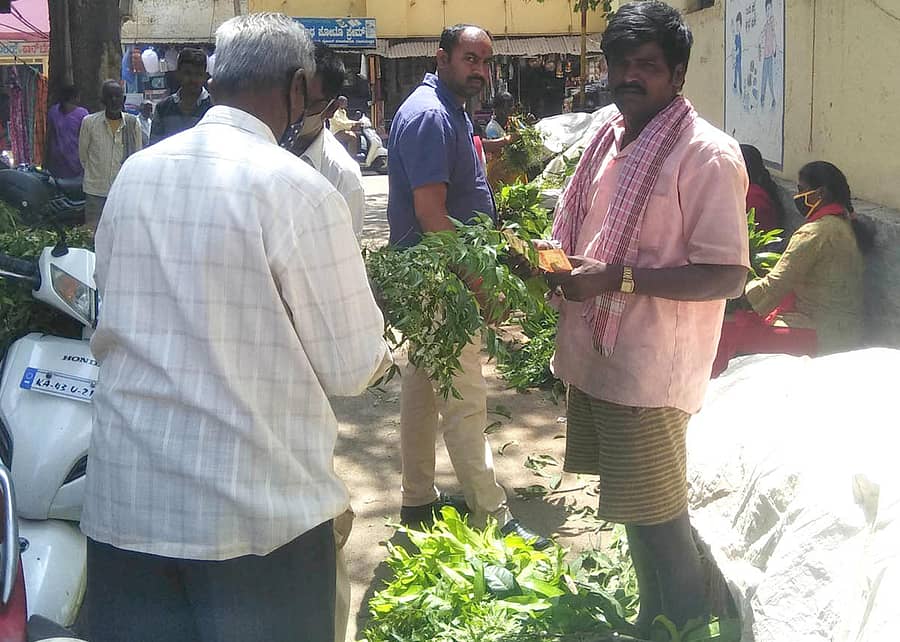 ದೊಡ್ಡಬಳ್ಳಾಪುರ ಯುಗಾದಿ ಹಬ್ಬದ ಅಂಗವಾಗಿ ಮಾವಿನ ಎಲೆ ಹಾಗೂ ಬೇವಿನ ಸೊಪ್ಪಿನ ಮಾರಾಟ ಭರದಿಂದ ಸಾಗಿತ್ತು