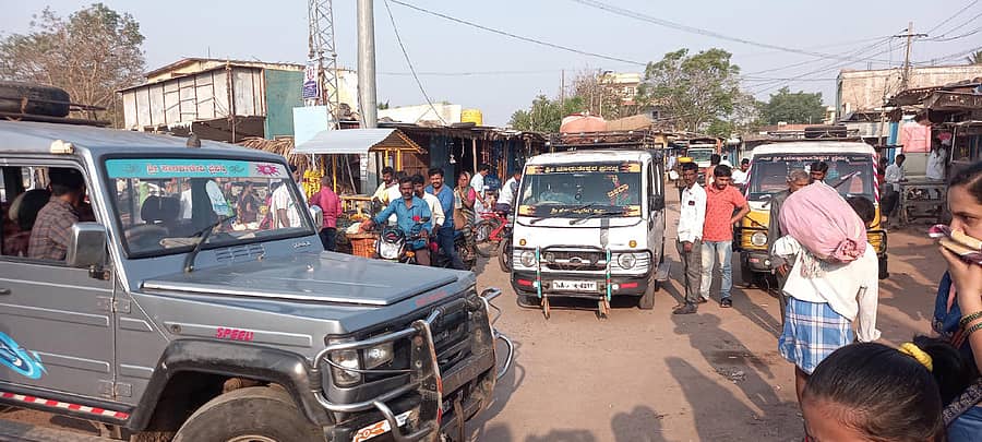 ಹನುಮಸಾಗರ ಹಳೆ ಬಸ್‍ ನಿಲ್ದಾಣದಲ್ಲಿ ಖಾಸಗಿ ವಾಹನಗಳನ್ನು ಹತ್ತುತ್ತಿರುವ ಪ್ರಯಾಣಿಕರು