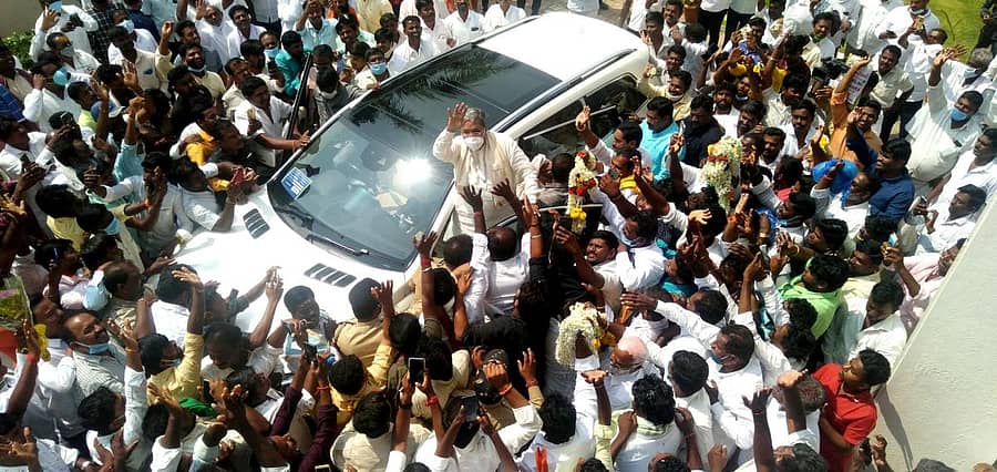 ಕಾರಟಗಿಯಲ್ಲಿ ಮಾಜಿ ಮುಖ್ಯಮಂತ್ರಿ ಸಿದ್ದರಾಮಯ್ಯನ ಅವರನ್ನು ನೋಡಲು ಕಾರ್ಯಕರ್ತರು ನೆರೆದಿದ್ದರು