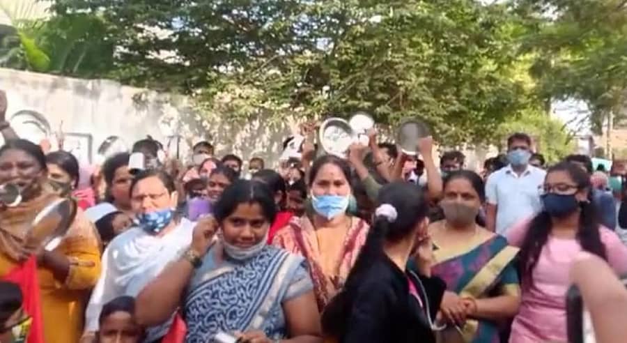 ಆನೇಕಲ್ ಸಾರಿಗೆ ಸಂಸ್ಥೆಯ ನೌಕರರ ಕುಟುಂಬದವರು ತಾಲ್ಲೂಕು ಕಚೇರಿ ಮುಂದೆ ಪ್ರತಿಭಟನೆ ನಡೆಸಿದರು