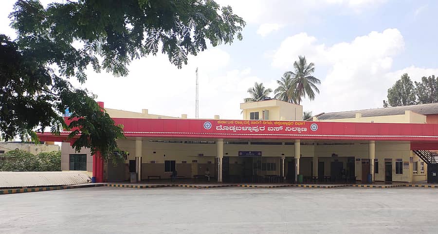 ದೊಡ್ಡಬಳ್ಳಾಪುರದ ಕೆಎಸ್ಆರ್ಟಿಸಿ ಬಸ್ ನಿಲ್ದಾಣದಲ್ಲಿ ಸೋಮವಾರ ಬೆಳಿಗ್ಗೆ ಬಸ್ಸುಗಳಿಲ್ಲದೆ ಖಾಲಿಯಾಗಿದ್ದ ದೃಶ್ಯ