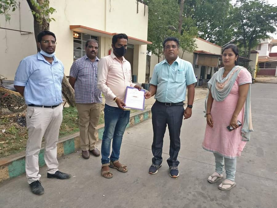 ಮುಷ್ಕರ ಕೈಬಿಟ್ಟು ಕರ್ತವ್ಯಕ್ಕೆ ಹಾಜರಾದ ಸಿಬ್ಬಂದಿಗೆ, ಕೆಎಸ್‌ಆರ್‌ಟಿಸಿ ಗ್ರಾಮಾಂತರ ಘಟಕದ ವಿಭಾಗೀಯ ನಿಯಂತ್ರಣಾಧಿಕಾರಿ ಕೆ.ಎಚ್‌.ಶ್ರೀನಿವಾಸ್‌ ಅವರು ಸೋಮವಾರ ಪ್ರಶಂಸನಾ ಪತ್ರ ವಿತರಿಸಿದರು