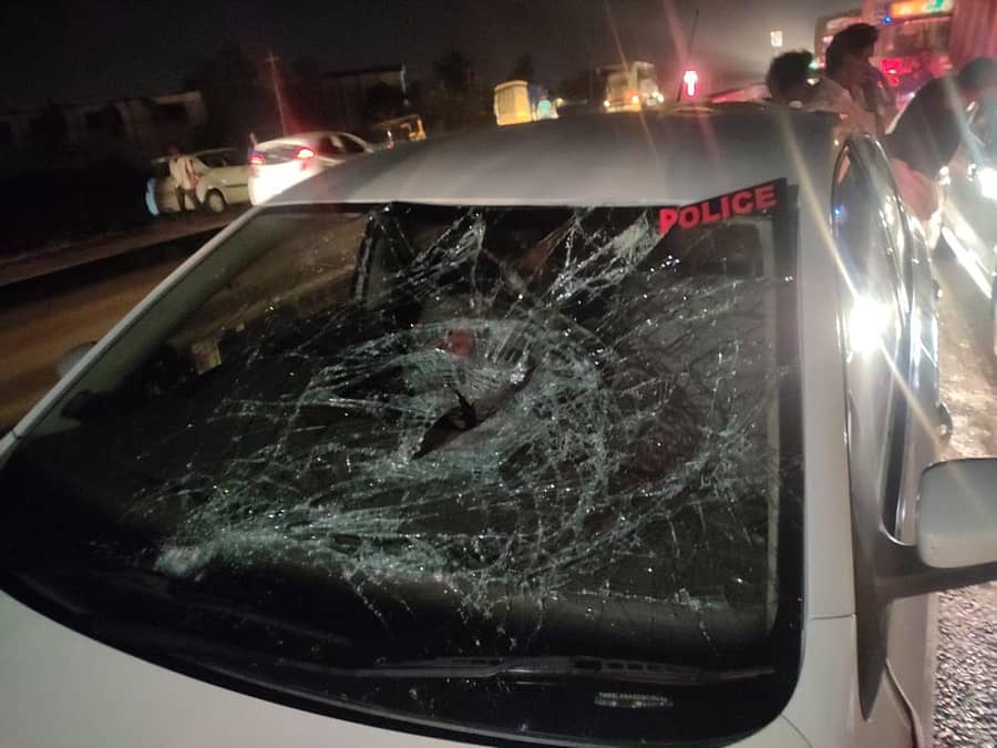 ಅಪಘಾತವಾದ ಕಾರಿನಲ್ಲಿ ಪೊಲೀಸ್ ಸ್ಟಿಕ್ಕರ್ ಅಂಟಿಸಿರುವುದು