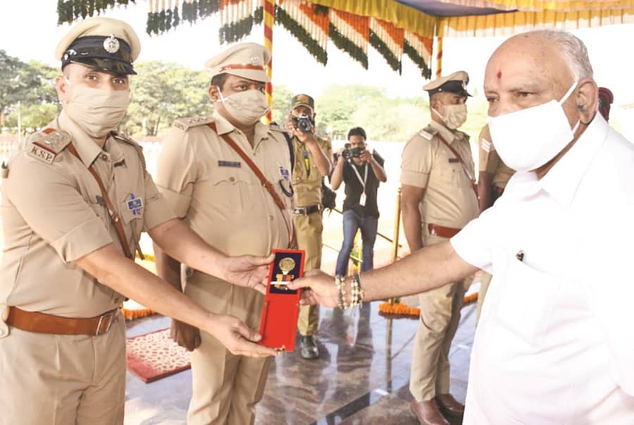 ಕಲಬುರ್ಗಿಯ ಅಶೋಕ ನಗರ ಪೊಲೀಸ್ ಠಾಣೆಯ ಇನ್ಸ್ಪೆಕ್ಟರ್ ಪಂಡಿತ ಸಗರ ಅವರಿಗೆ ಬೆಂಗಳೂರಿನಲ್ಲಿ ಈಚೆಗೆ ಬಿ.ಎಸ್. ಯಡಿಯೂರಪ್ಪ ಅವರು ‘ಮುಖ್ಯಮಂತ್ರಿಗಳ ಚಿನ್ನದ ಪದಕ’ ನೀಡಿದರು