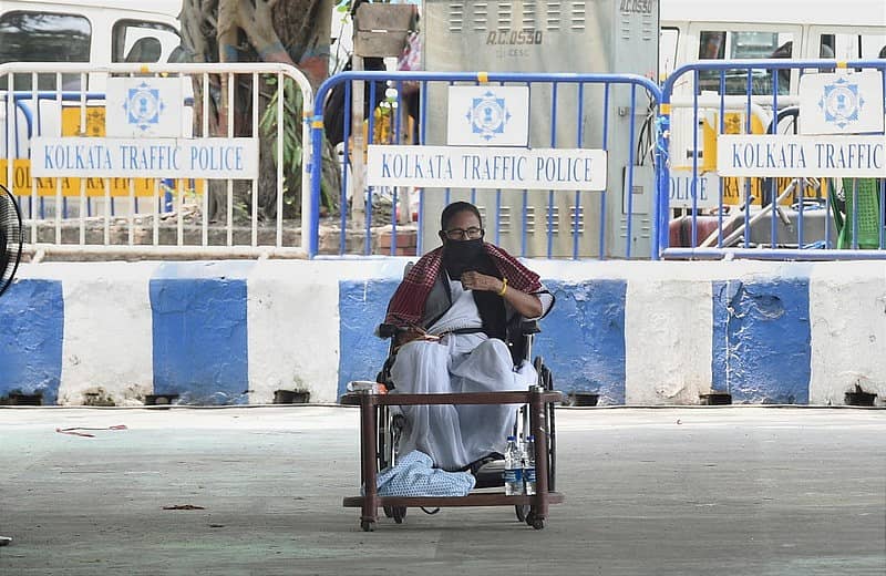 ಕೋಲ್ಕತ್ತದ ಗಾಂಧಿ ಪ್ರತಿಮೆ ಎದುರು ಧರಣಿ ನಿರತವಾಗಿರುವ ಪ.ಬಂಗಾಳ ಸಿಎಂ ಮಮತಾ ಬ್ಯಾನರ್ಜಿ