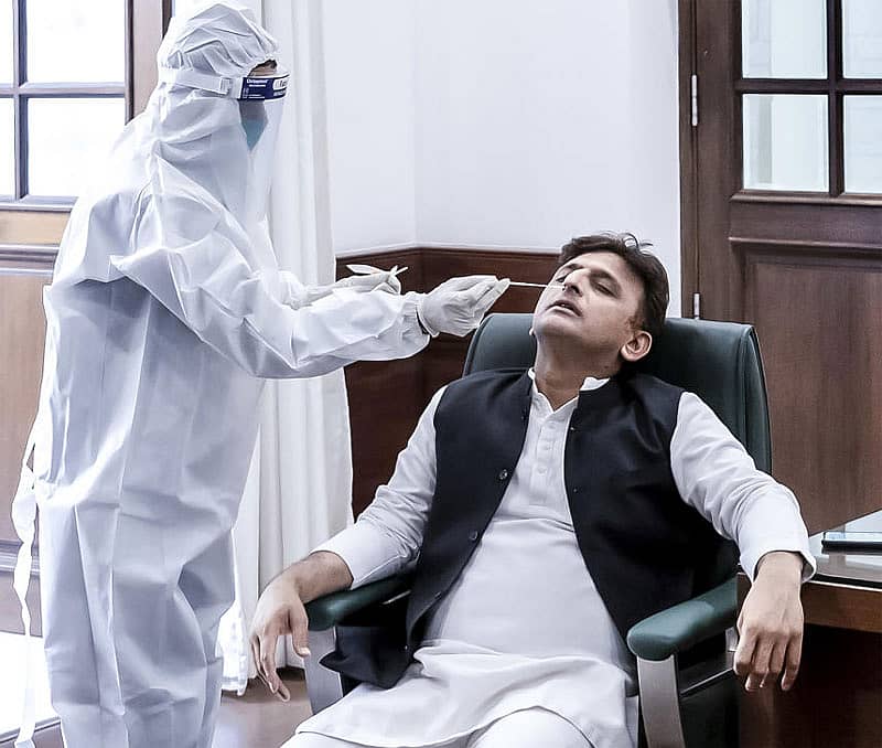 ಸಮಾಜವಾದಿ ಪಕ್ಷದ ಮುಖ್ಯಸ್ಥ ಅಖಿಲೇಶ್ ಯಾದವ್ ಅವರು ಮಂಗಳವಾರ ಲಖನೌನಲ್ಲಿರುವ ಪಕ್ಷದ ಕಚೇರಿಯಲ್ಲಿ ಕೋವಿಡ್ 19 ಪರೀಕ್ಷೆ ಮಾಡಿಸಿಕೊಂಡರು.