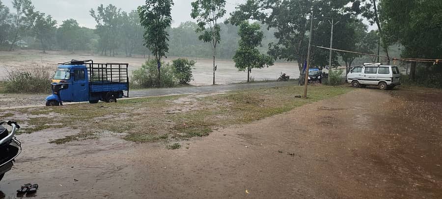 ಚಿಕ್ಕಮಗಳೂರು ಜಿಲ್ಲೆಯ ವಿವಿಧೆಡೆ ಬುಧವಾರ ಮಧ್ಯಾಹ್ನ ಗುಡುಗು ಸಹಿತ ಮಳೆಯಾಗಿದೆ.