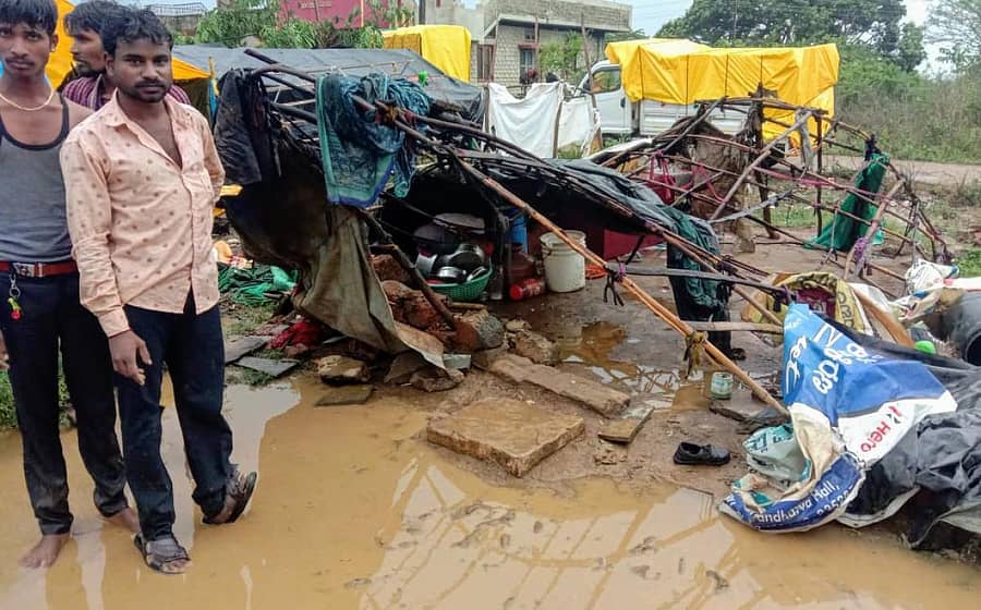 ಕಲಘಟಗಿಯಲ್ಲಿ ನೆಲೆಸಿರುವ ಅಲೆಮಾರಿ ಜನರ ಗುಡಿಸಲುಗಳು ಮಂಗಳವಾರ ಸುರಿದ ಮಳೆಗಾಳಿಗೆ ಕಿತ್ತು ಹೋಗಿರುವುದು