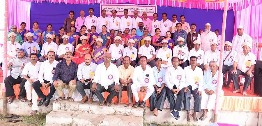 ಅಳ್ನಾವರದ ದಿ ನ್ಯೂ ಇಂಗ್ಲಿಷ್ ಪ್ರೌಢ ಶಾಲೆಯಲ್ಲಿ ನಡೆದ ಗುರುವಂದನಾ ಕಾರ್ಯಕ್ರಮದಲ್ಲಿ 1979-80ನೇ ಸಾಲಿನಲ್ಲಿ ಎಸ್ಸೆಸ್ಸೆಲ್ಸಿ ಪರೀಕ್ಷೆ ಪೂರ್ಣಗೊಳಿಸಿದ ವಿದ್ಯಾರ್ಥಿಗಳು, ಶಿಕ್ಷಕರು ಪಾಲ್ಗೊಂಡಿದ್ದರು