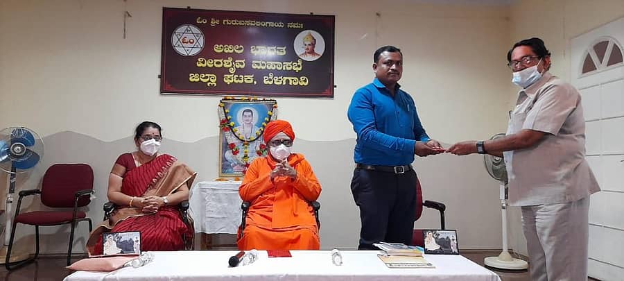 ಬೆಳಗಾವಿಯಲ್ಲಿ ಅಖಿಲ ಭಾರತ ವೀರಶೈವ ಮಹಾಸಭಾ ಜಿಲ್ಲಾ ಘಟಕ ಆಯೋಜಿಸಿದ್ದ ಅಮಾವಾಸ್ಯೆ ಅನುಭಾವ ಗೋಷ್ಠಿಯಲ್ಲಿ ಉಪನ್ಯಾಸ ನೀಡಿದ ಸಾಹಿತಿ ಡಾ.ನಾಗೇಂದ್ರ ಚಲವಾದಿ ಅವರನ್ನು ಸಂಘಟಕರು ಸತ್ಕರಿಸಿದರು